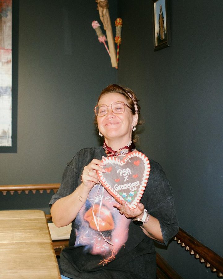 Franziska mit dem Lebkuchenherz „PSA × Grasegger“