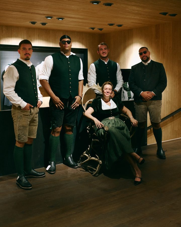 Das PSA-Team in Tracht im Grasegger-Store