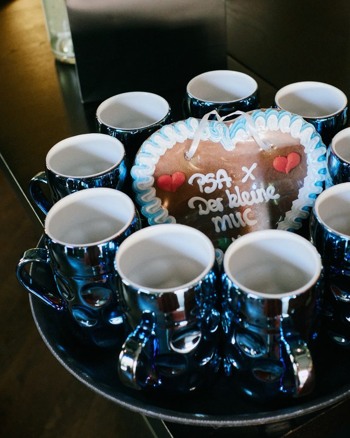Blaue Krüge mit dem Lebkuchenherz „PSA × Der kleine MUC“