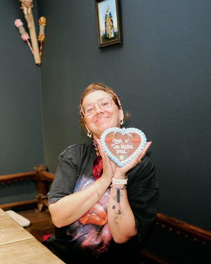 Franziska mit dem Lebkuchenherz „PSA × Der kleine MUC“