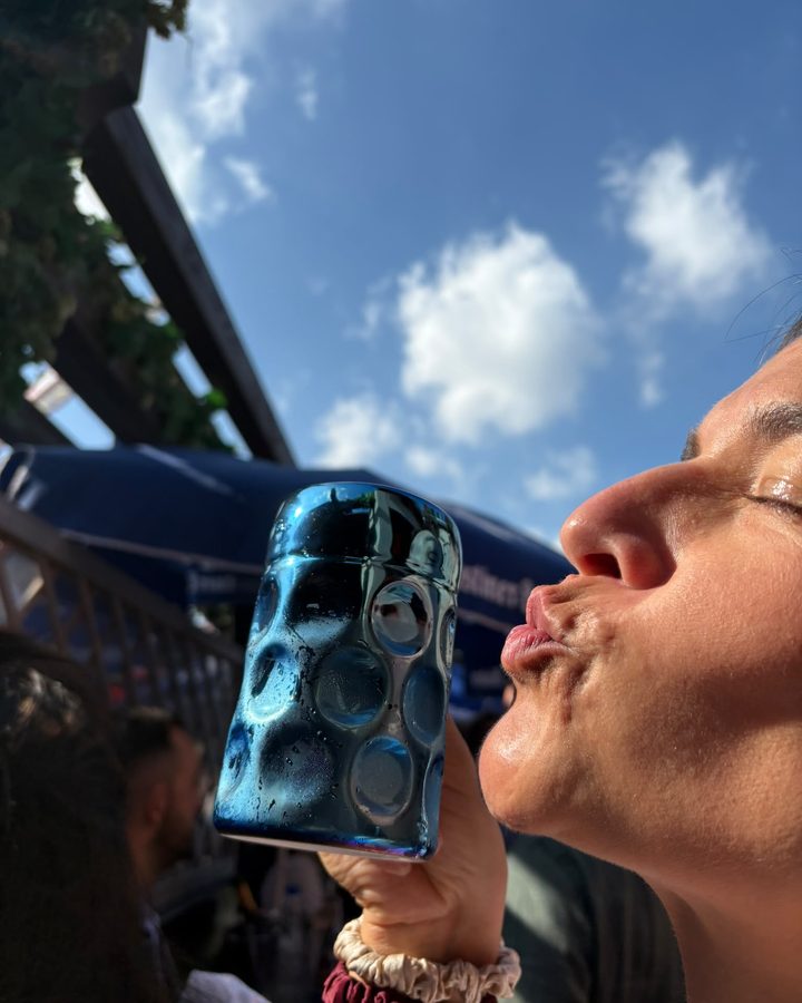 Ein Kuss für den blauen Krug unter Wiesn-Himmel