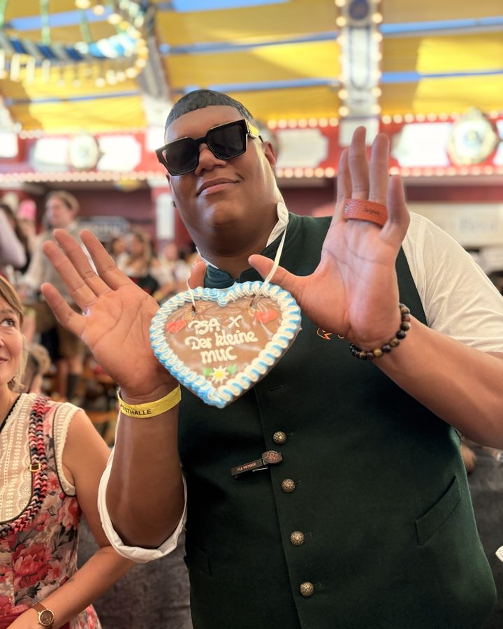 Teammitglied mit Lebkuchenherz im Festzelt