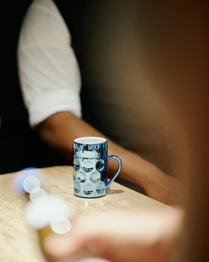 Ein blauer Krug auf dem Tisch