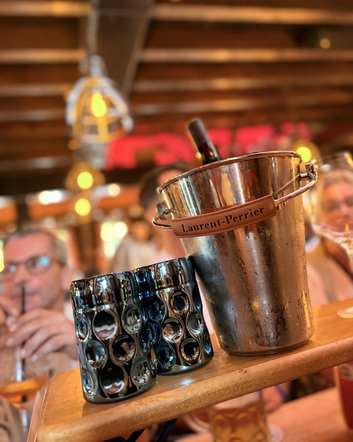 Blaue Krüge neben dem Champagnerkühler