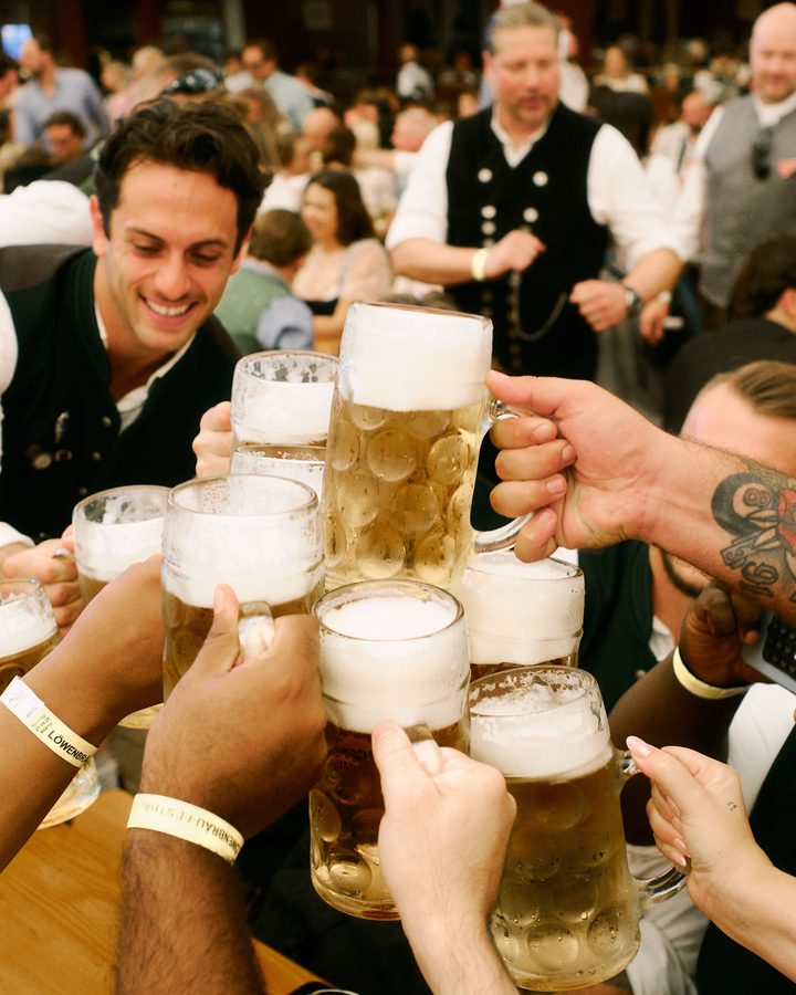Anstoßen mit Maßkrügen im Festzelt
