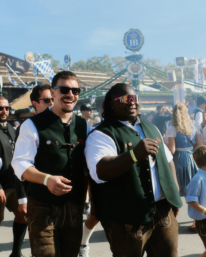 Das PSA-Team in Tracht auf dem Wiesn-Gelände