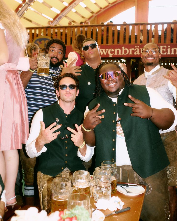 Gruppenfoto des Teams im Löwenbräu-Festzelt