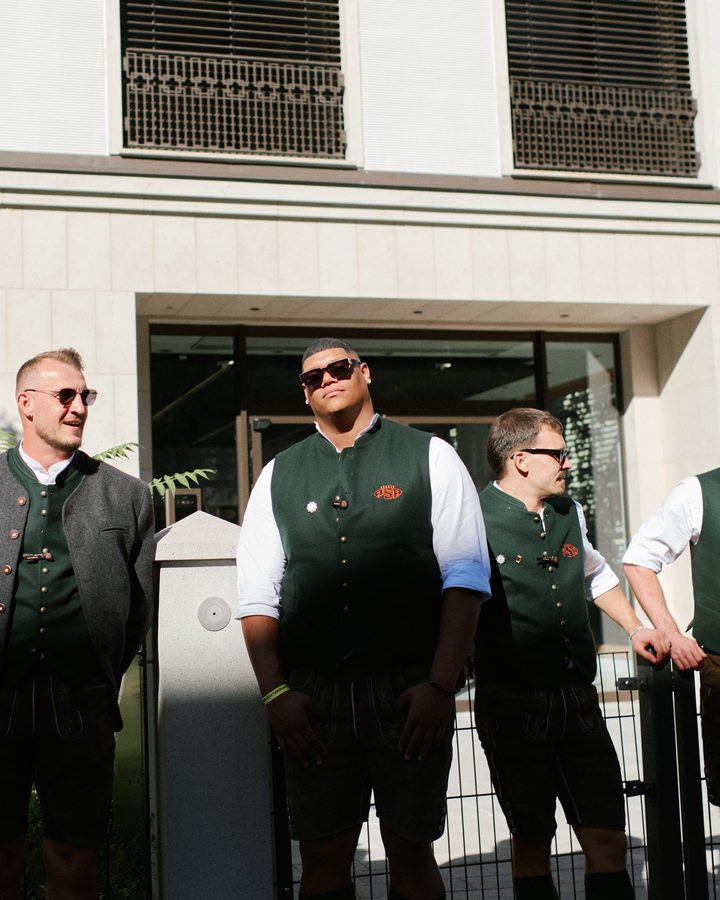 Das PSA-Team in Tracht vor dem Treffpunkt